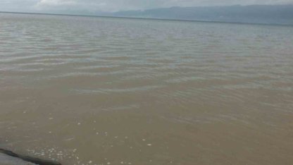 Burhaniye’de sağanak yolları göle çevirirken denizi bulandırdı