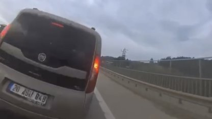 Bursa’da 113 kilometre hızla giden motosikletli çarptığı araca girdi