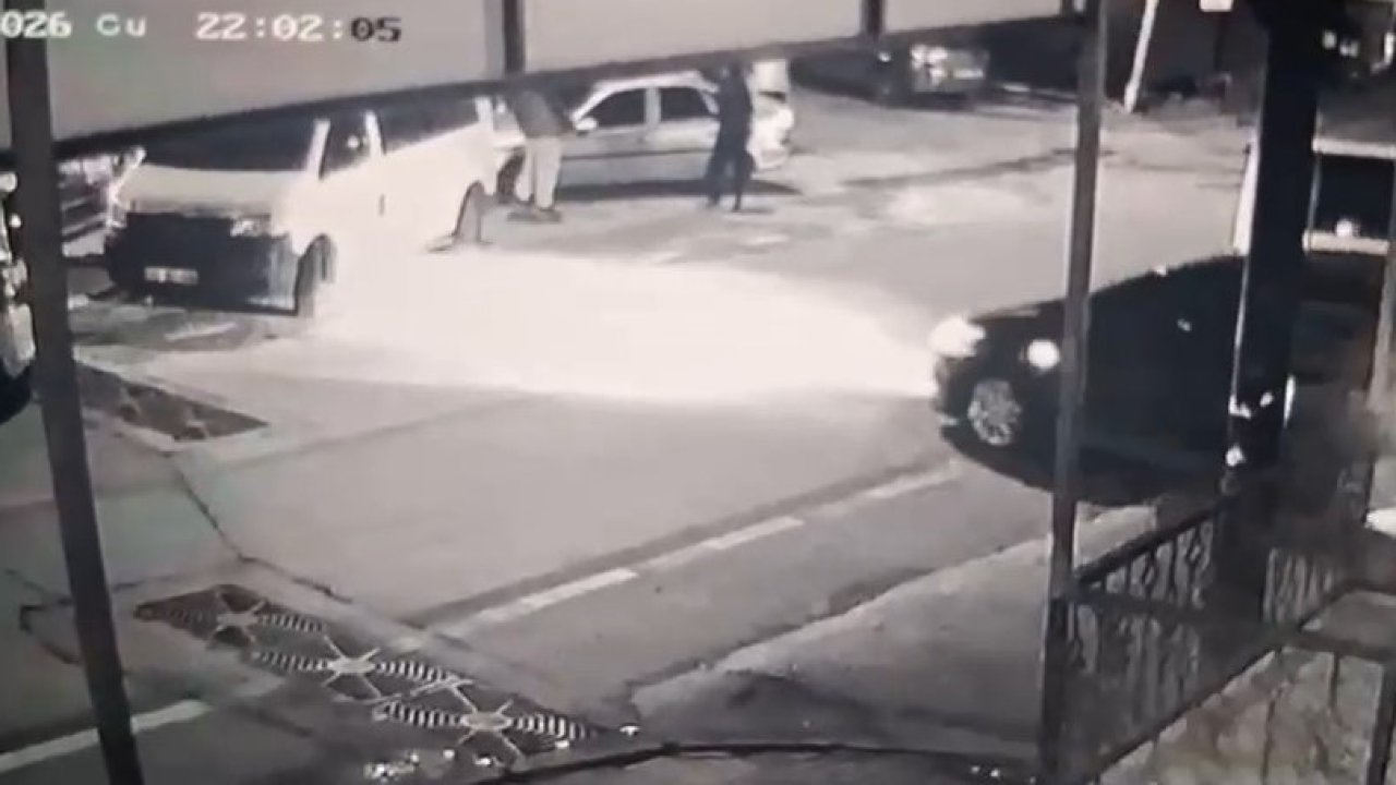 Bursa’da 2 kişinin ağır yaralandığı silahlı saldırı kameraya yansıdı