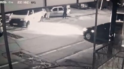 Bursa’da 2 kişinin ağır yaralandığı silahlı saldırı kameraya yansıdı