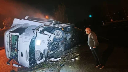 Bursa’da direksiyon hakimiyetini kaybeden tır kanala uçtu