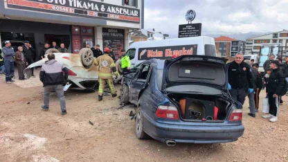 Bursa’da ehliyetsiz sürücü, park halindeki araçlara çarptı: 8 öğrenci yaralandı