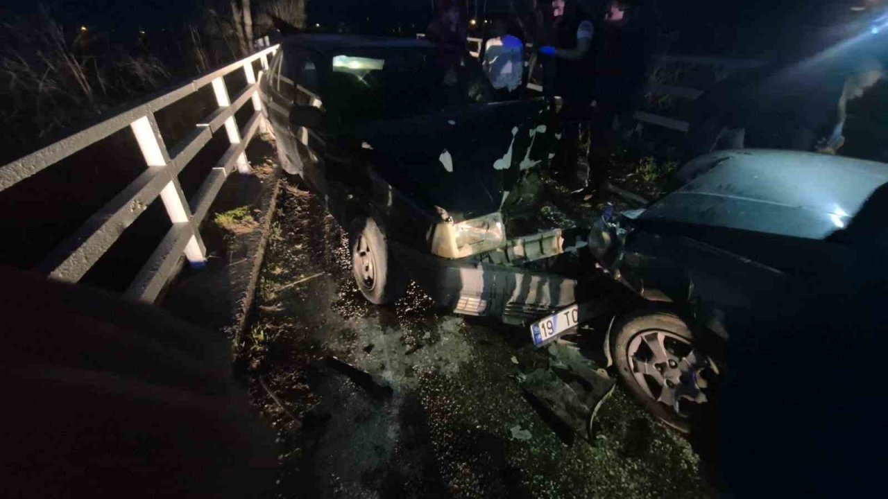 Bursa’da iki otomobil kafa kafaya çarpıştı: 3 yaralı