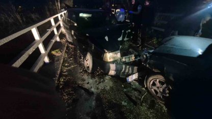 Bursa’da iki otomobil kafa kafaya çarpıştı: 3 yaralı