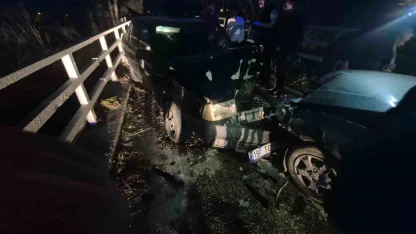 Bursa’da iki otomobil kafa kafaya çarpıştı: 3 yaralı