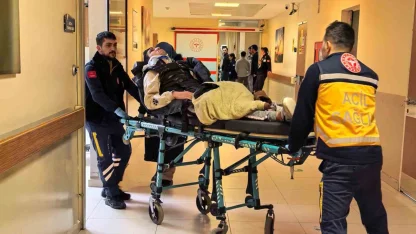 Bursa’da motosiklet çukura düşerek devrildi: 1’i ağır 2 yaralı