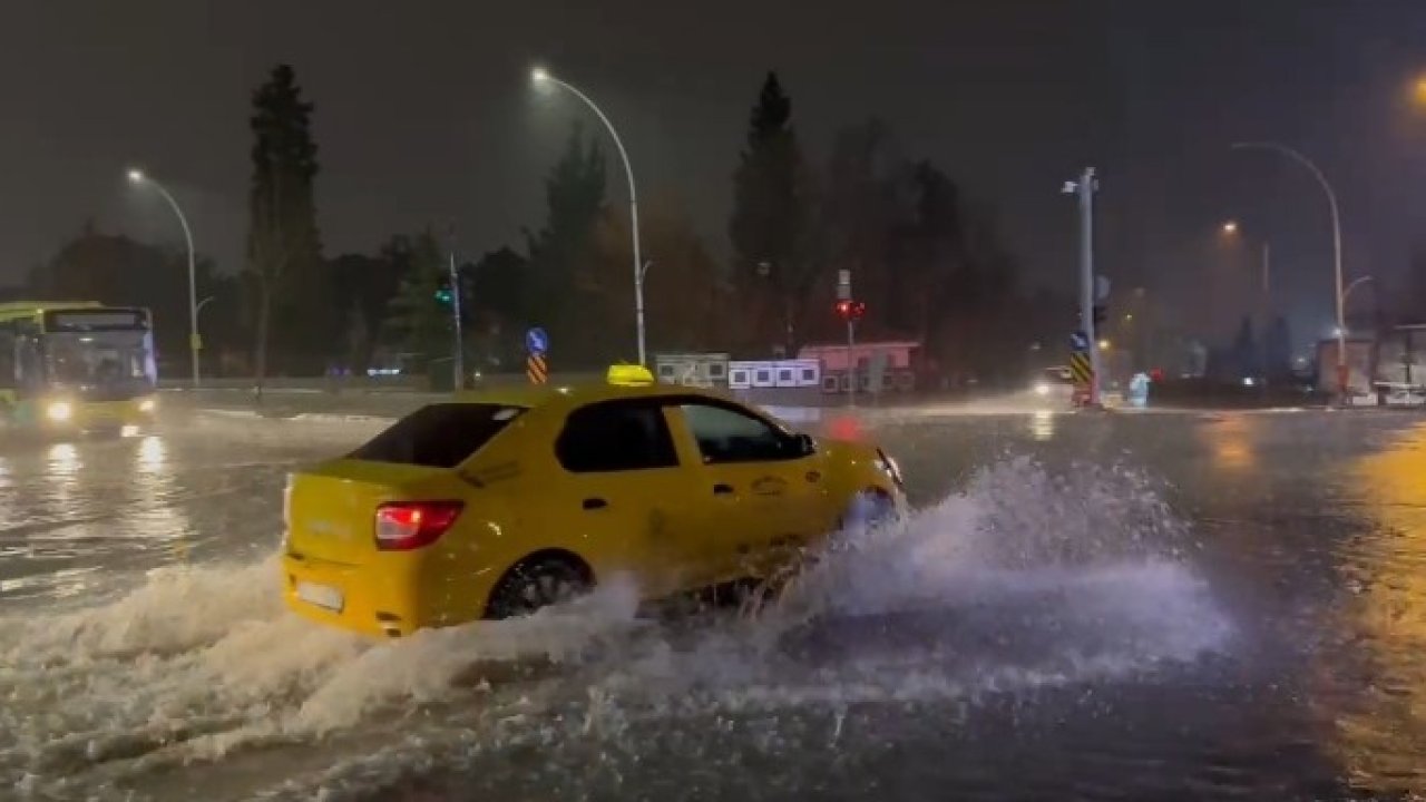 Bursa’da sağanak sonrası rögarlar taştı, cadde göle döndü