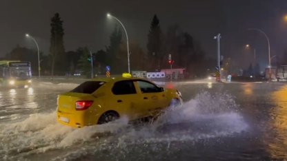 Bursa’da sağanak sonrası rögarlar taştı, cadde göle döndü