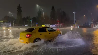 Bursa’da sağanak sonrası rögarlar taştı, cadde göle döndü