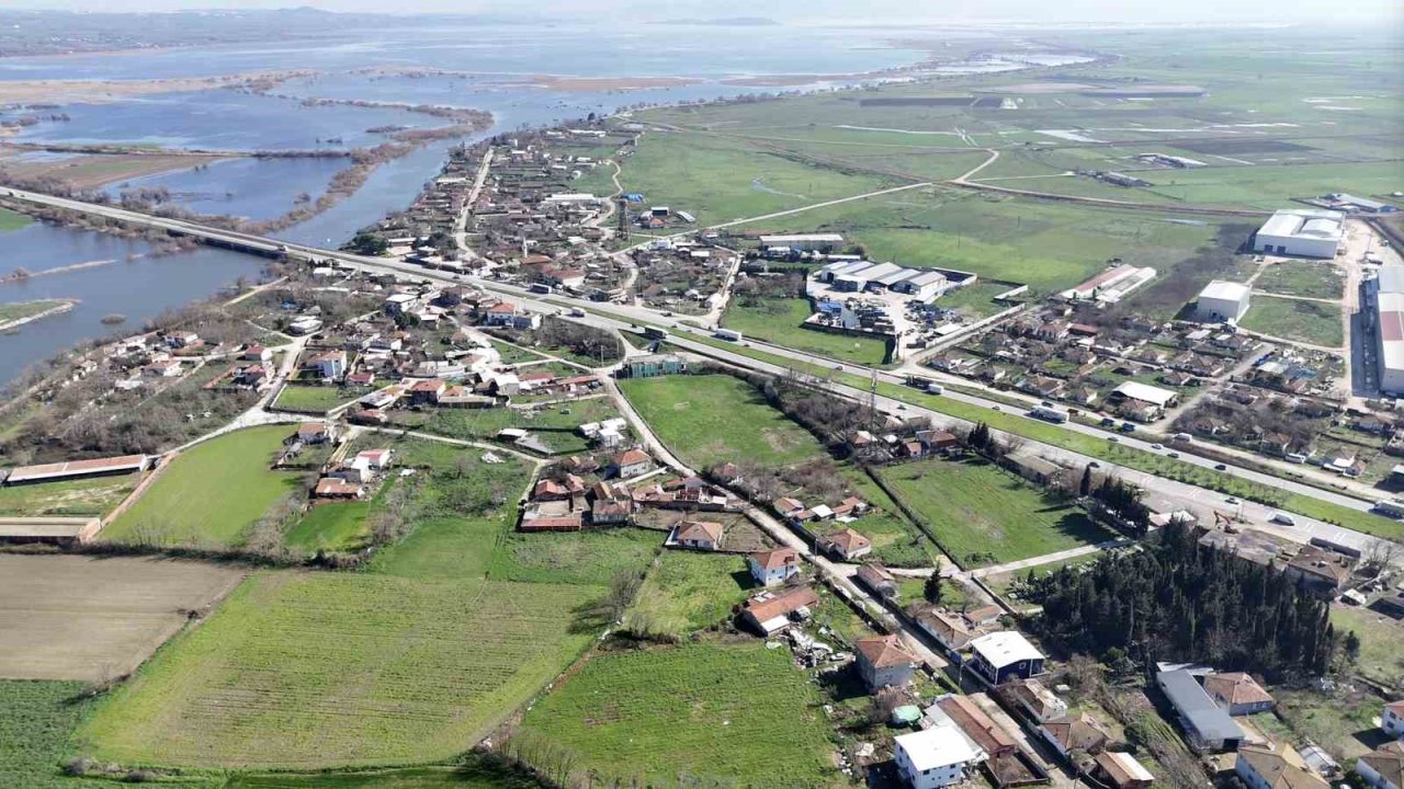 Bursa’da yağışlar göl seviyesini yükseltince evlerin bahçeleri sular altında kaldı