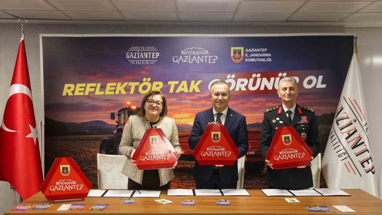 Büyükşehir iş birliğinde, çiftçilere reflektör dağıtımı için protokol imza töreni düzenlendi