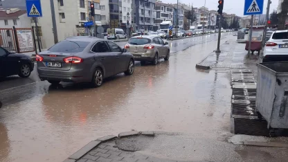Cadde göle döndü, sürücüler zor anlar yaşadı