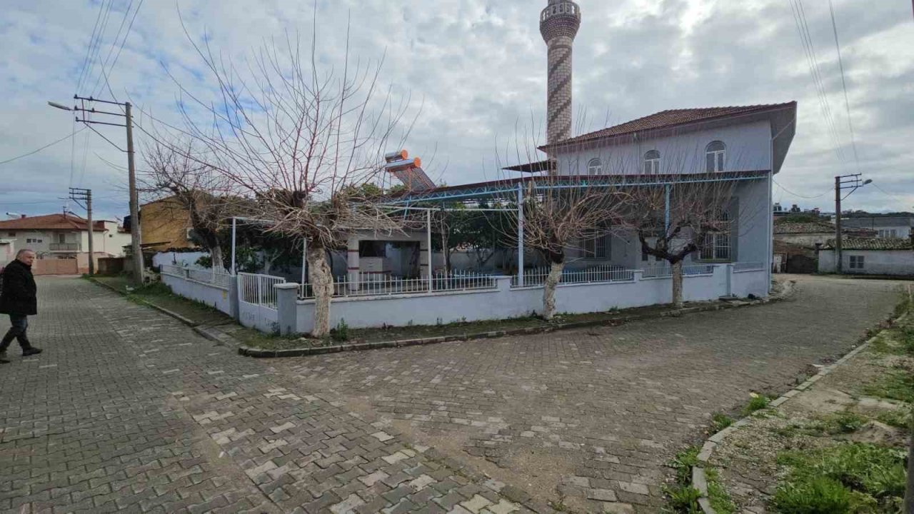 Camide tuvaleti kullandı, notla birlikte para bıraktı