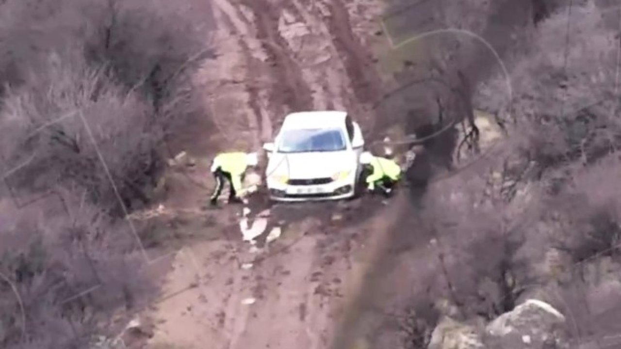 Çamura saplanan sürücünün imdadına polisler yetişti