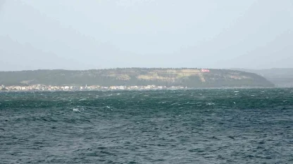 Çanakkale Boğazı fırtına nedeniyle trafiğe kapandı