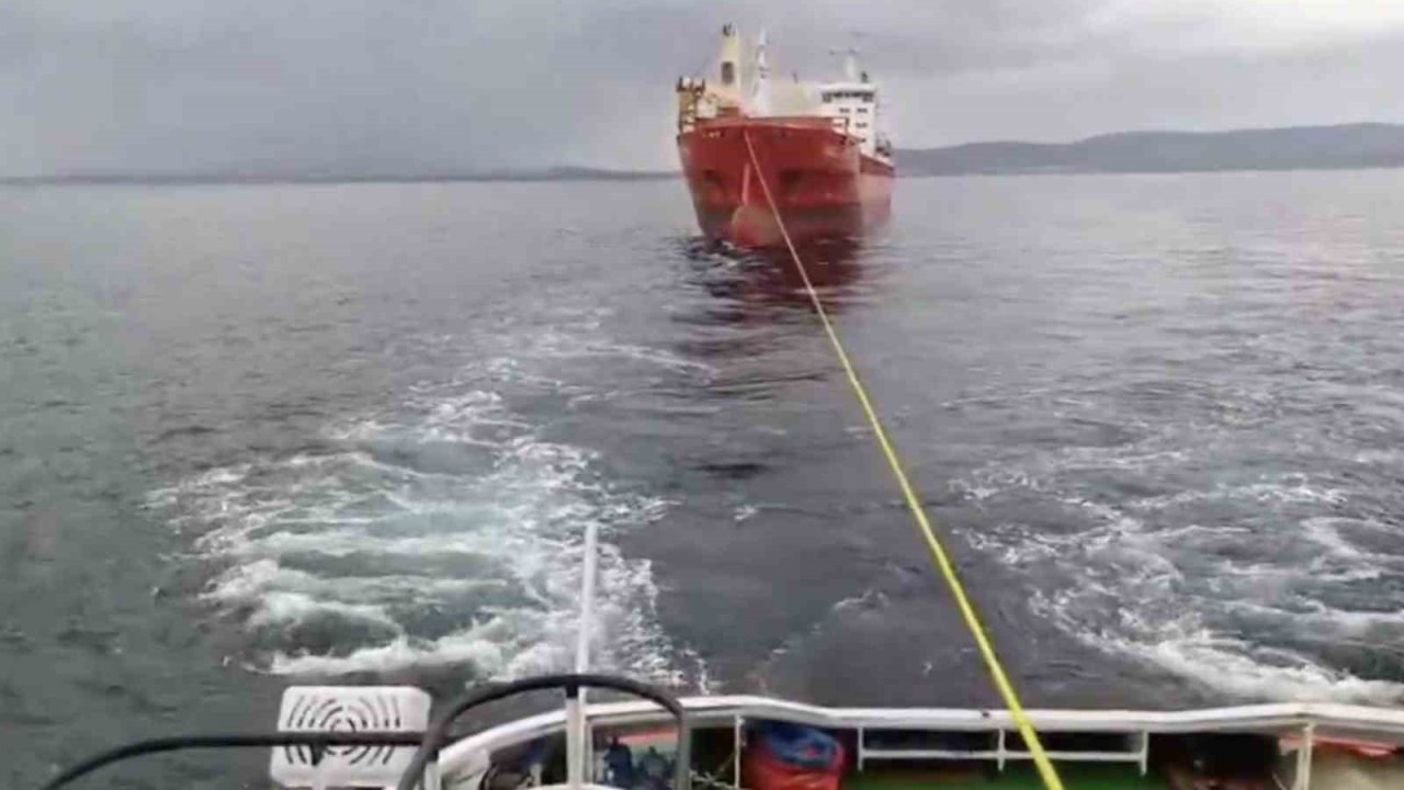 Çanakkale Boğazı’ndan geçen kuru yük gemisi makine arızası yaptı