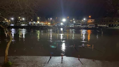 Çanakkale’de çay taştı: Otopark sular altında kaldı