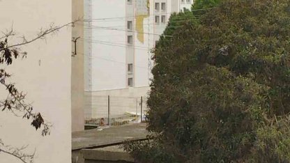 Çanakkale’de fırtına ağaçları devirdi