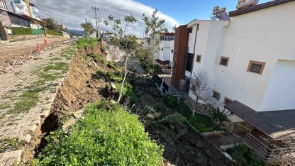 Çanakkale’de yağışlar sebebiyle bir sitenin istinat duvarı çöktü