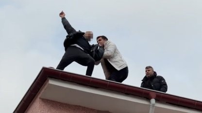 Çatıdan düşmek üzereyken son anda emniyet müdürü kurtardı