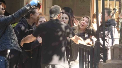 Cenaze aracını "Özgür bunu bize nasıl yaptın" diyerek yolladı