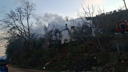 Çıkan yangında ev küle döndü
