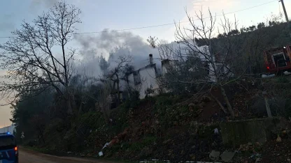 Çıkan yangında ev küle döndü