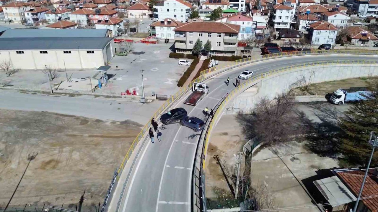 Cip ile otomobil kafa kafaya çarpıştı: 6 yaralı