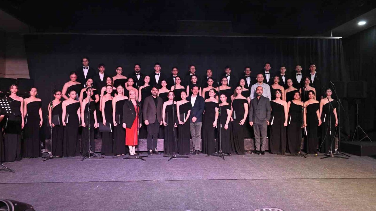 Çok sesli gençlik ve çocuk korosu sanatseverlerle buluştu