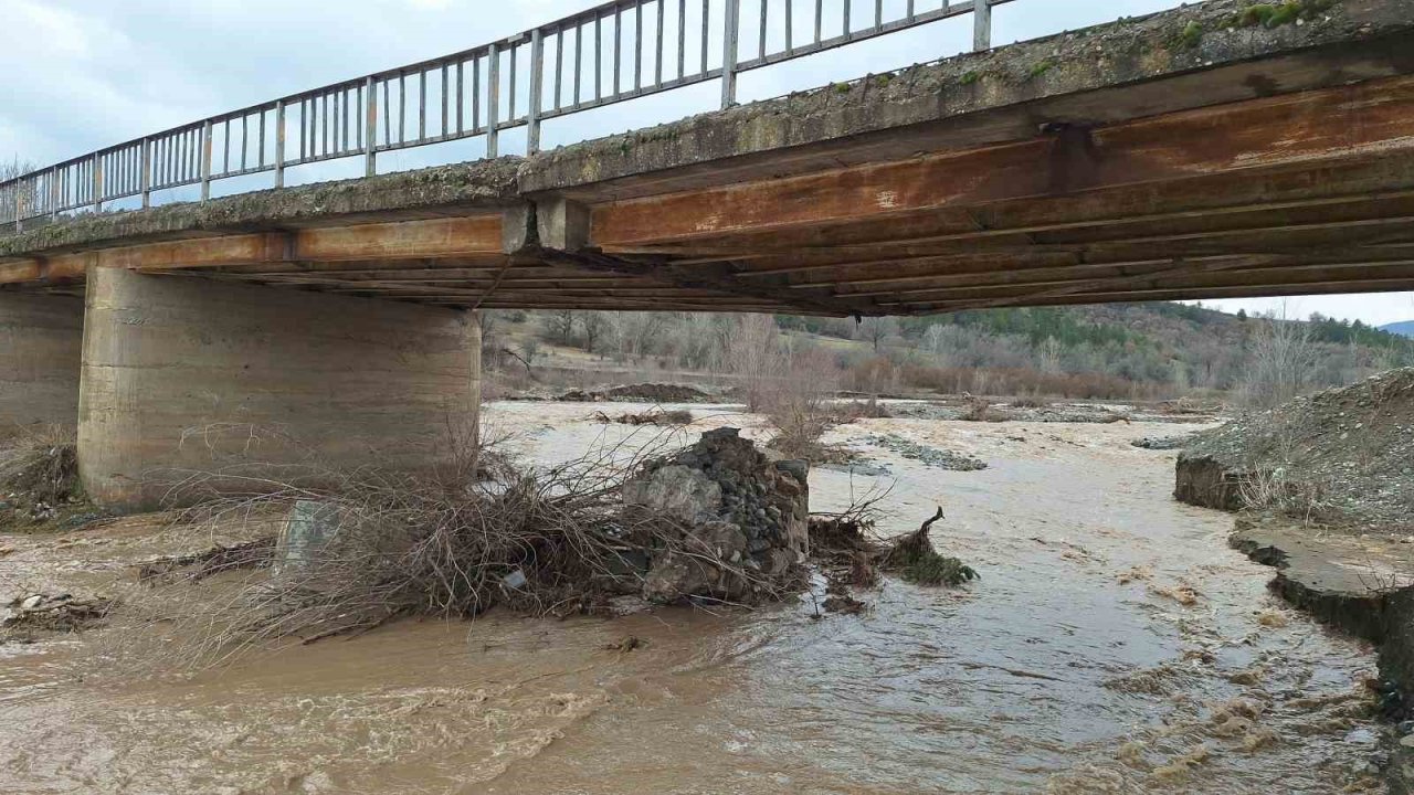 Çorum’da ayağı yıkılan köprü ulaşıma kapatıldı