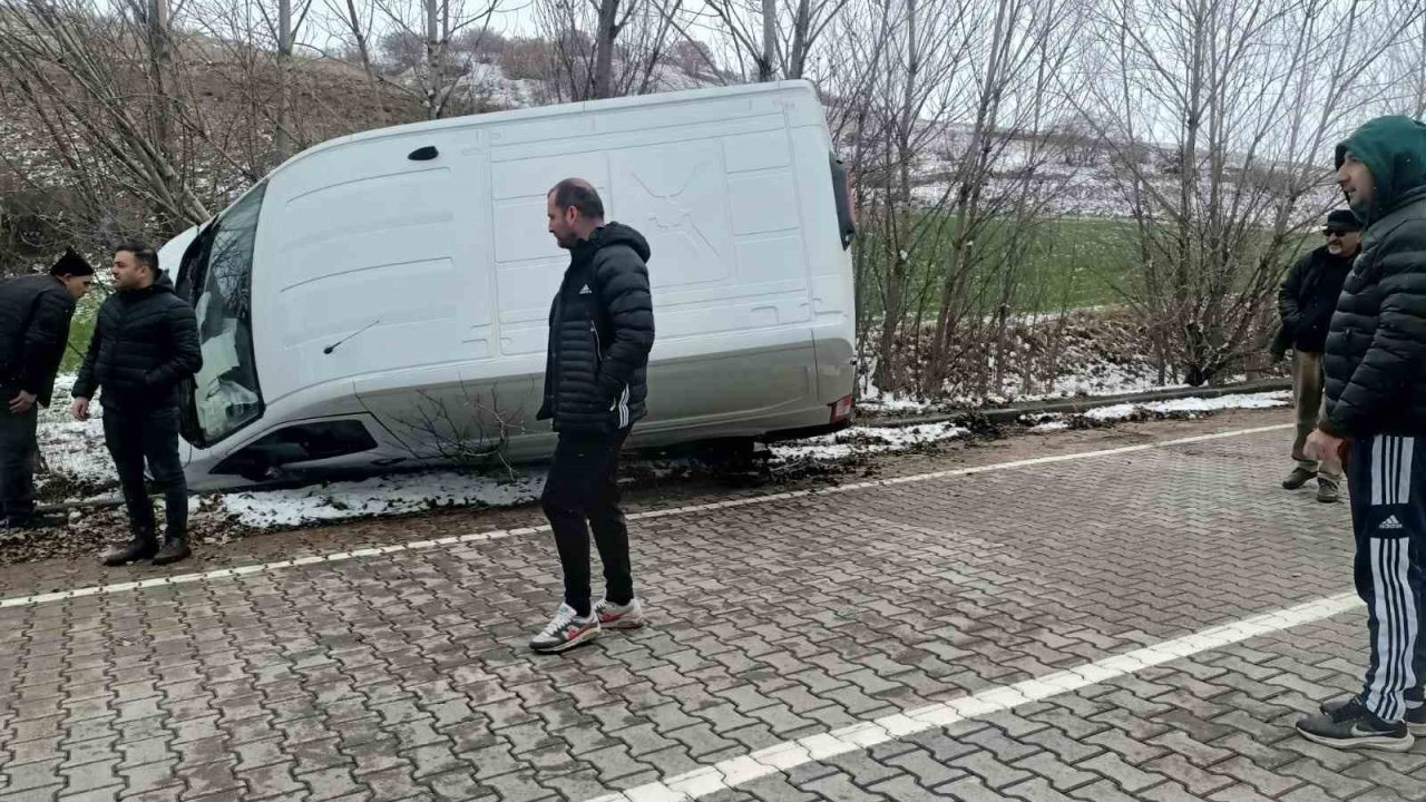 Çorum’da panelvan araç yan yattı: 1 yaralı