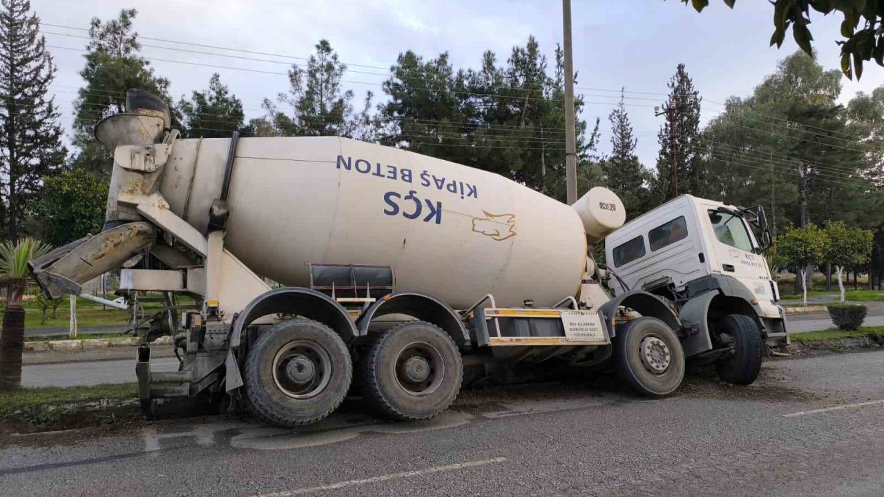 Çukura düşen beton mikseri devrilmeye ramak kala durdu