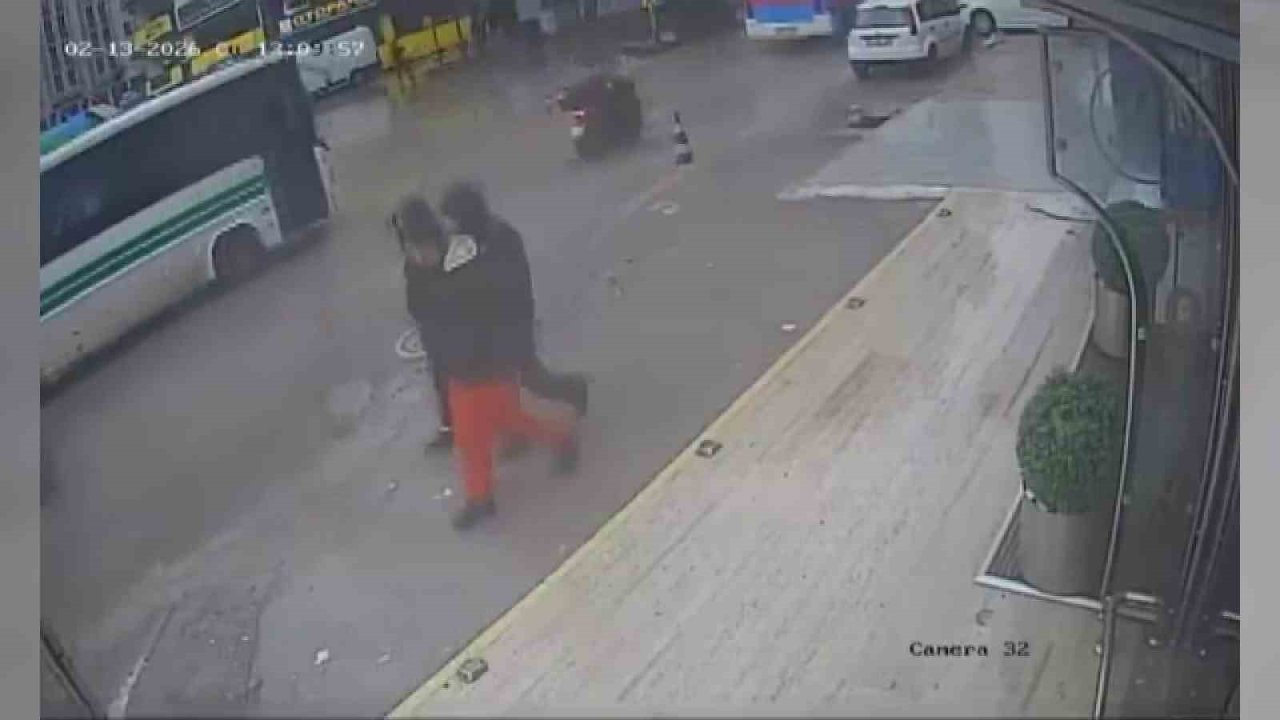 Çukura düşen motosikletli, otobüsün altında kalmaktan son anda kurtuldu