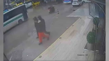 Çukura düşen motosikletli, otobüsün altında kalmaktan son anda kurtuldu