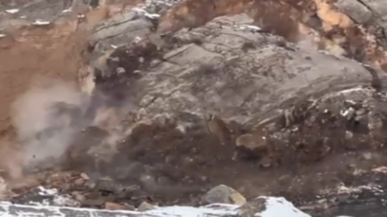 Çukurca kara yolunda kaya düşmesi kamerada