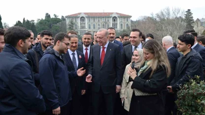 Cumhurbaşkanı Erdoğan, Boğaziçi Üniversiteli öğrencilerle kampüste yürüdü