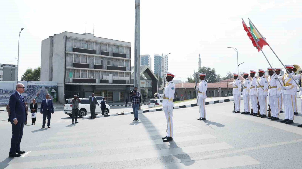 Cumhurbaşkanı Erdoğan, Etiyopya’da Adva Zafer Anıtı’na çelenk koydu