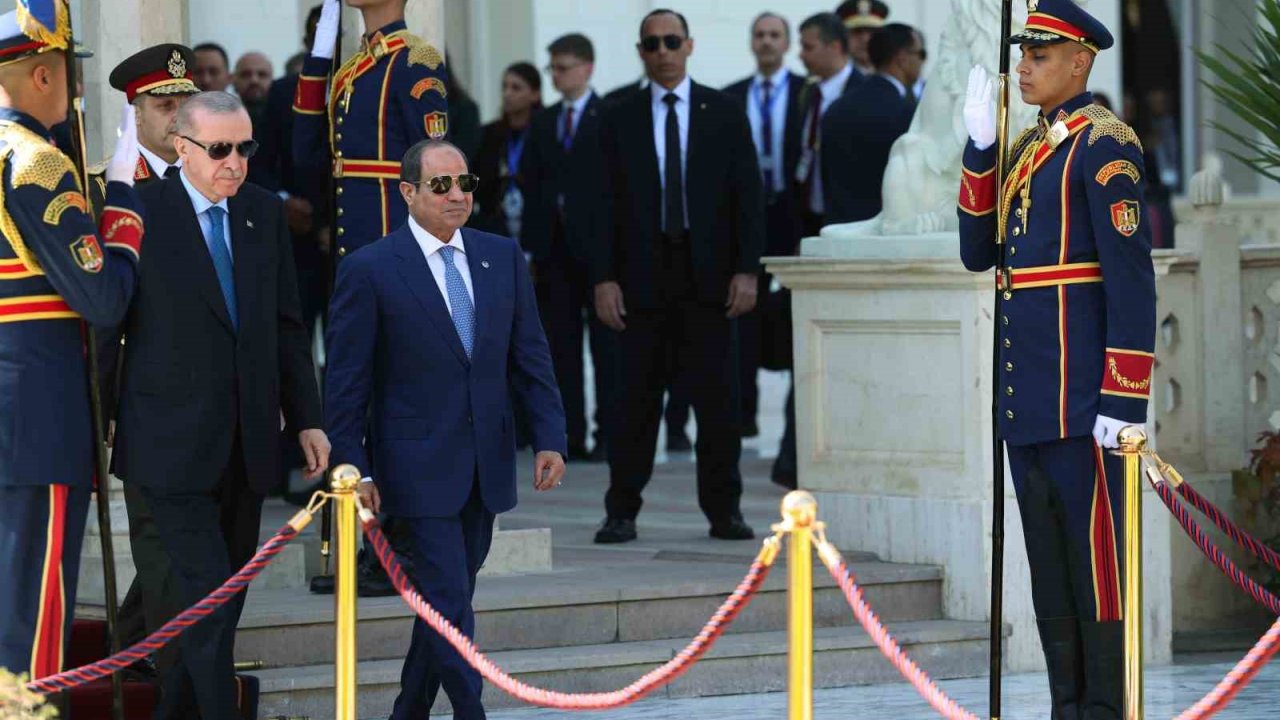 Cumhurbaşkanı Erdoğan, Mısır’da resmi törenle karşılandı