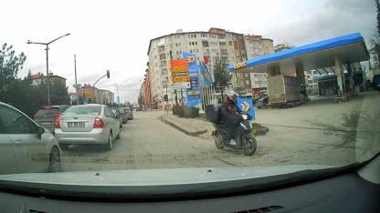 Cumhuriyet Bulvarı’nda motosikletli kuryeden ters yön ihlali