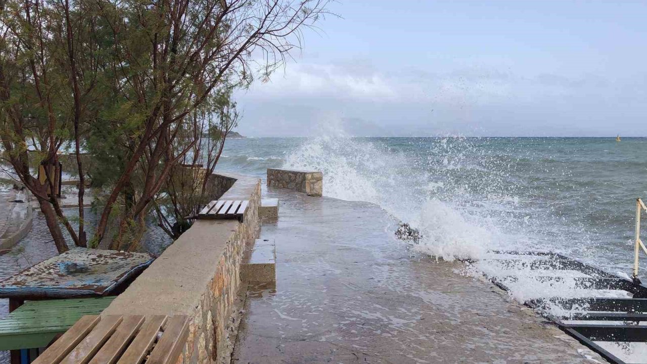 Datça’da şiddetli lodos etkili oldu