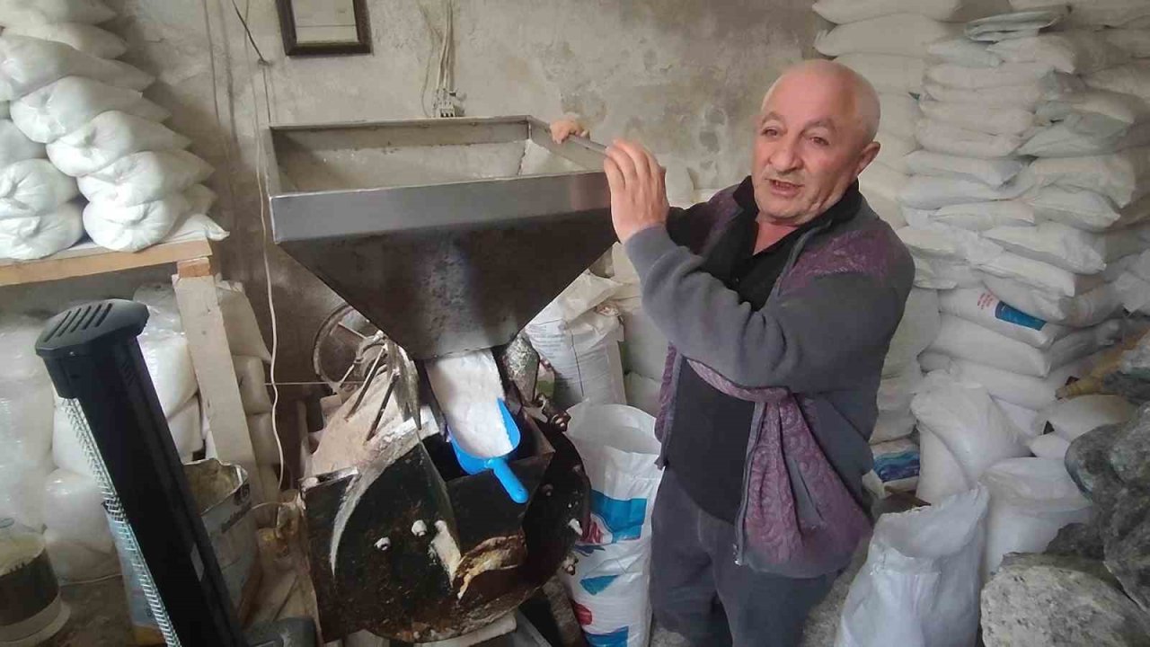 Dede mesleğini icra ediyor, teknolojiye direniyor