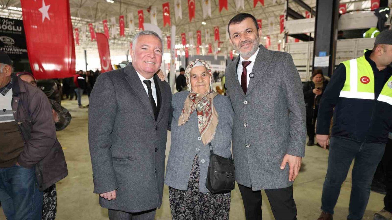 Denizli Büyükşehir ve Honaz Belediyesi üreticiye destek amacıyla zeytin ve meyve fidanı dağıttı