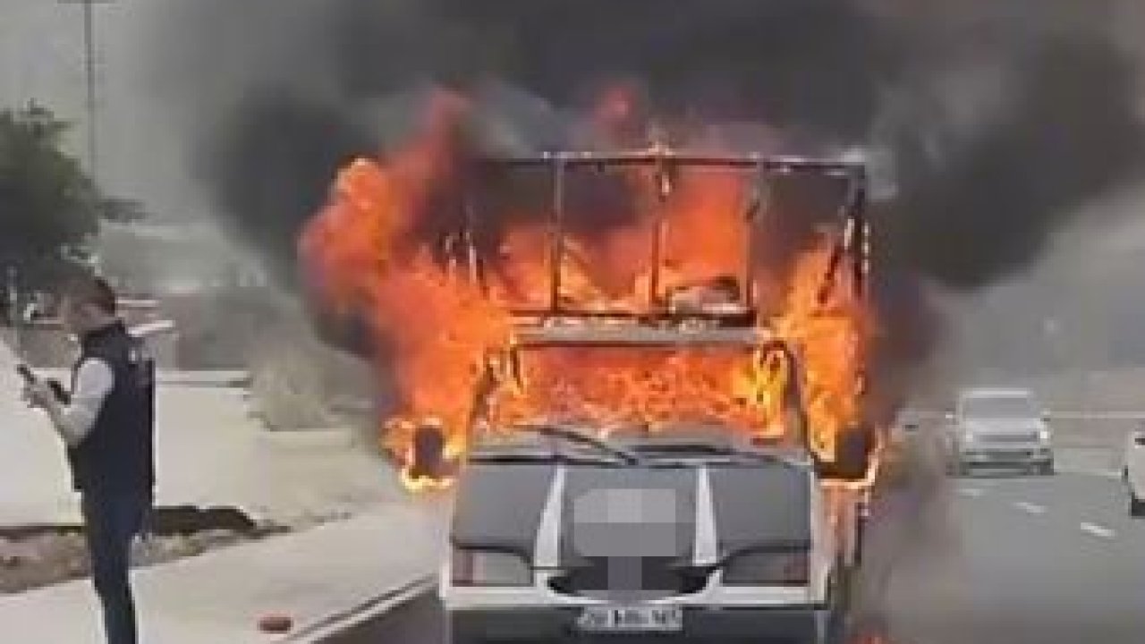 Denizli’de seyir halindeki araç alevlere teslim oldu