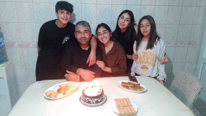 Depremde tüm ailesini kaybeden baba, 04.17’de mezar başında gözyaşlarına boğuldu