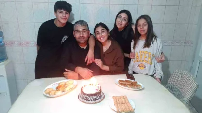 Depremde tüm ailesini kaybeden baba, 04.17’de mezar başında gözyaşlarına boğuldu