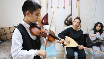 Depremden sonra müziğe sarılan anne çocuklarıyla üç enstrüman çalıyor