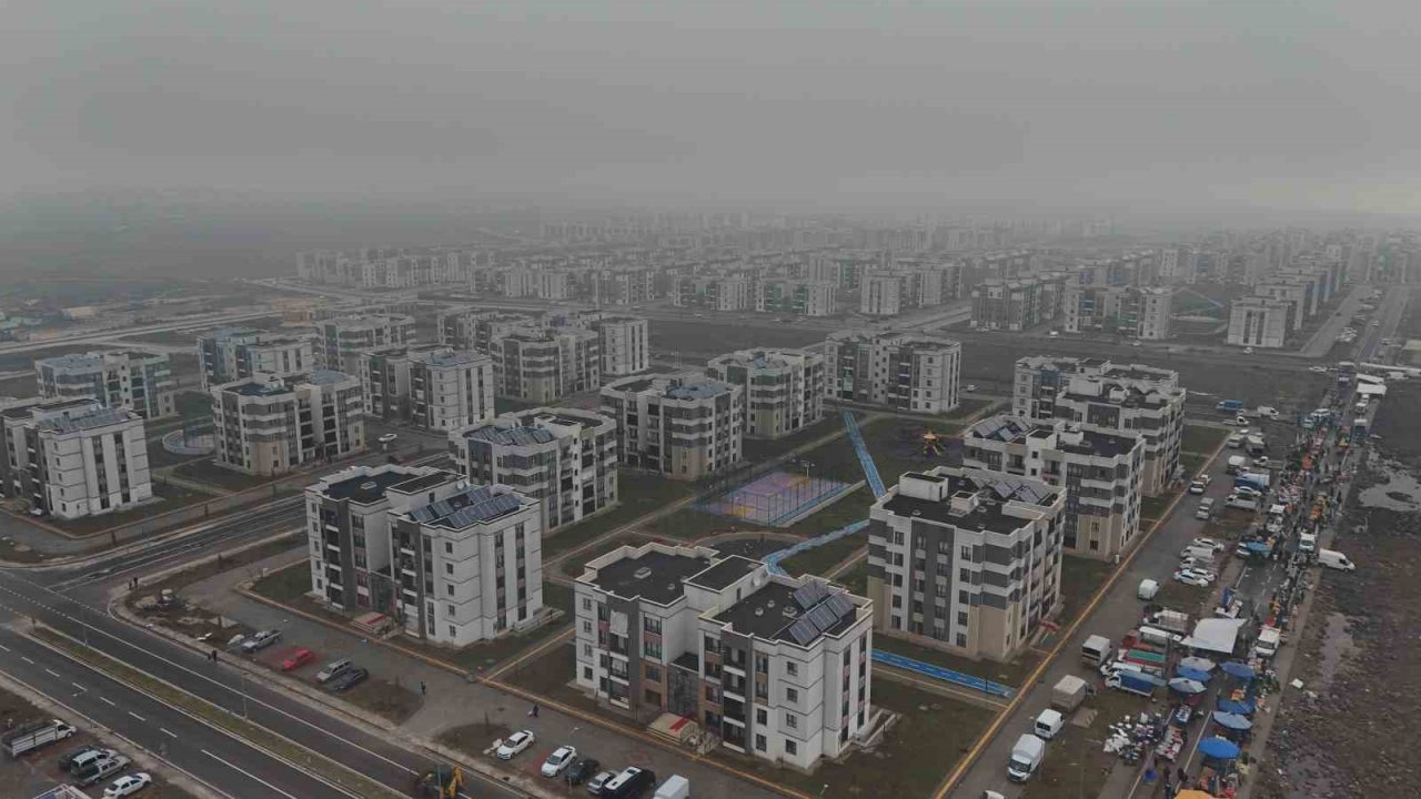 Depremzedenin evine misafir olan vatandaş: "Yurt dışında bu kadar konutun bu kadar kısa sürede yapılmasına inanılmıyor’’