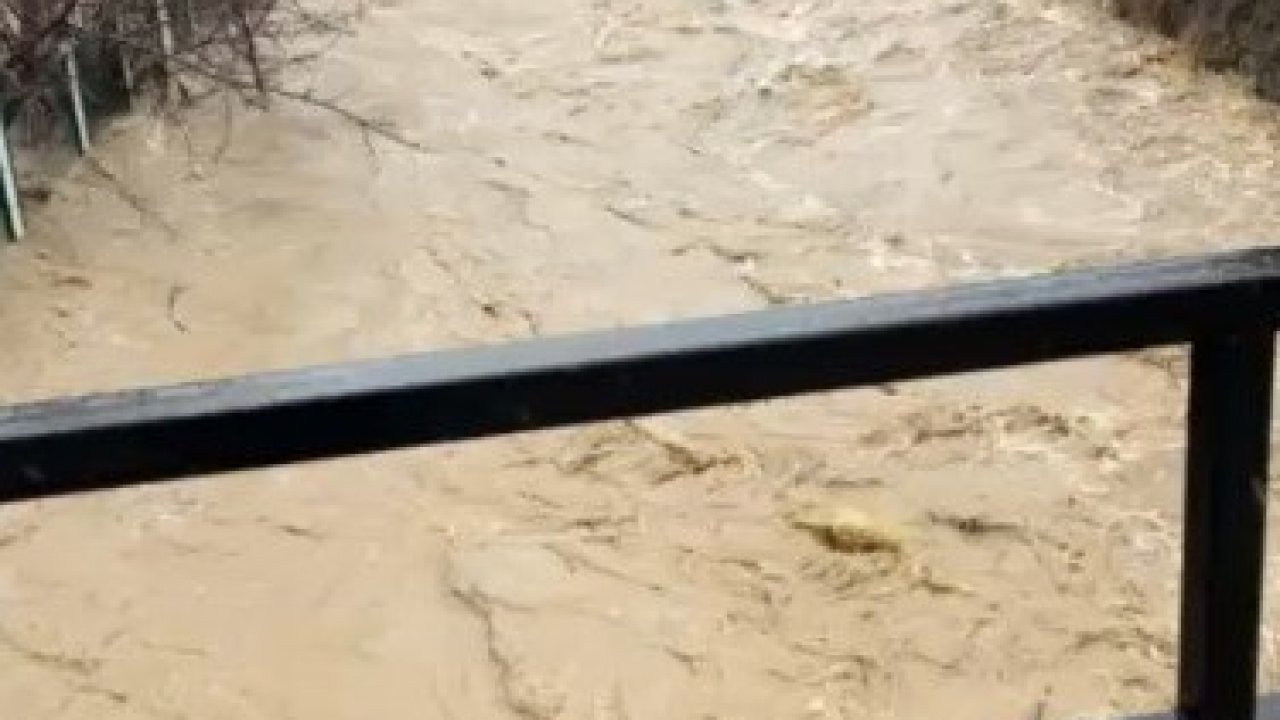 Develi’de aşırı yağış sele neden oldu, bazı ev ve ahırları su bastı