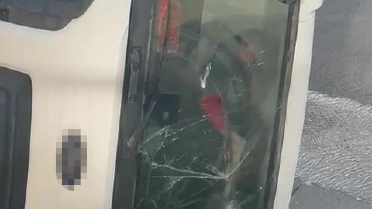 Devrilen beton mikserinin içinde mahsur kalan sürücü balyozla kendini kurtardı