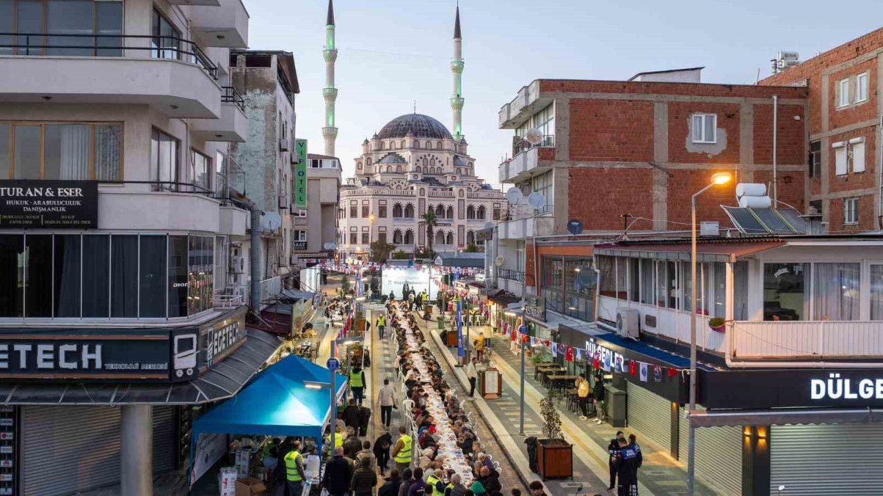 Didim’de vatandaşlar, Didim Belediyesi’nin iftar sofralarında bir araya geldi